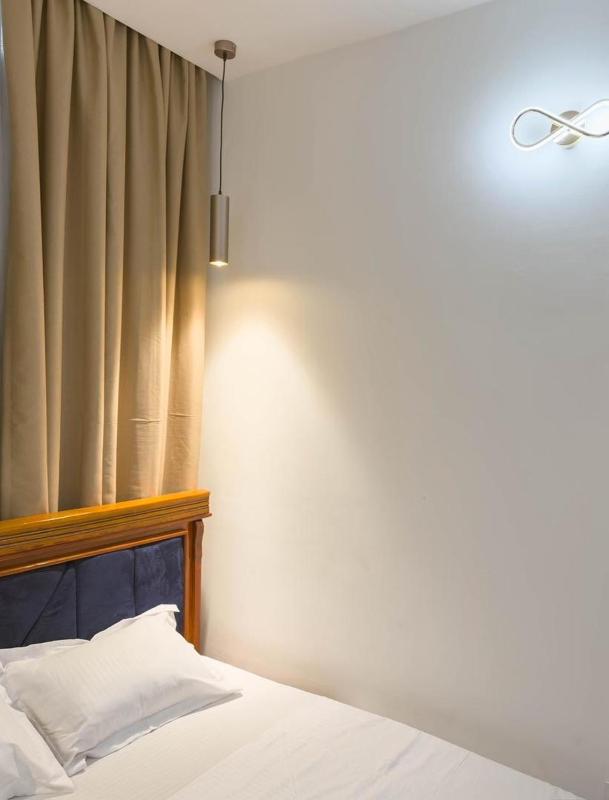 Quiet & Bright Apartment- Downtown- high-speed Wi-Fi - image 3