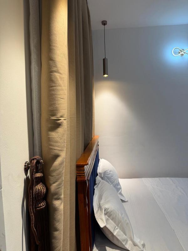 Quiet & Bright Apartment- Downtown- high-speed Wi-Fi - image 10