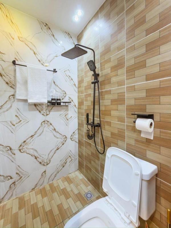 Quiet & Bright Apartment- Downtown- high-speed Wi-Fi - image 7