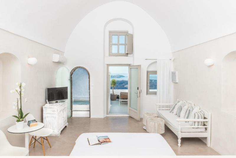 Honeymoon Suite with Jacuzzi and Caldera View image 1