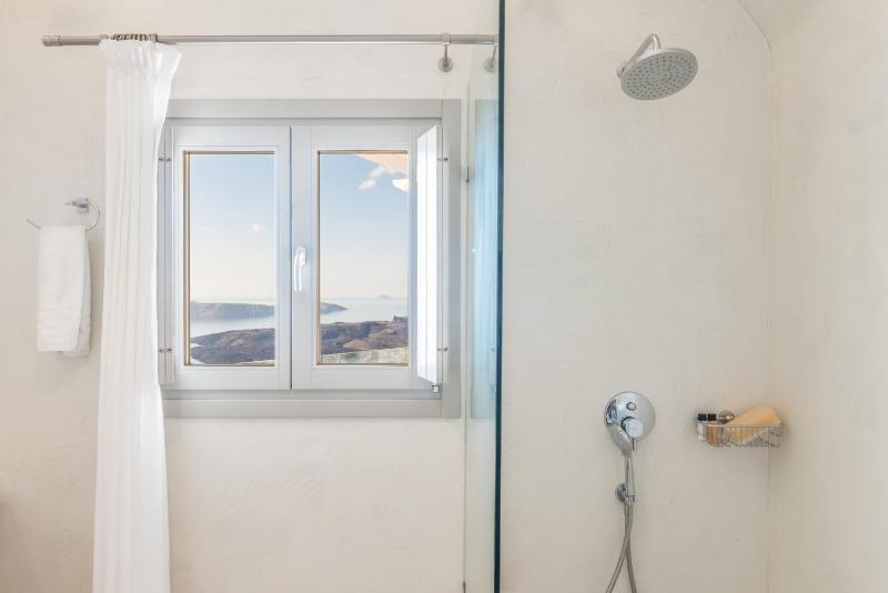Superior Double Room with Caldera View image 2