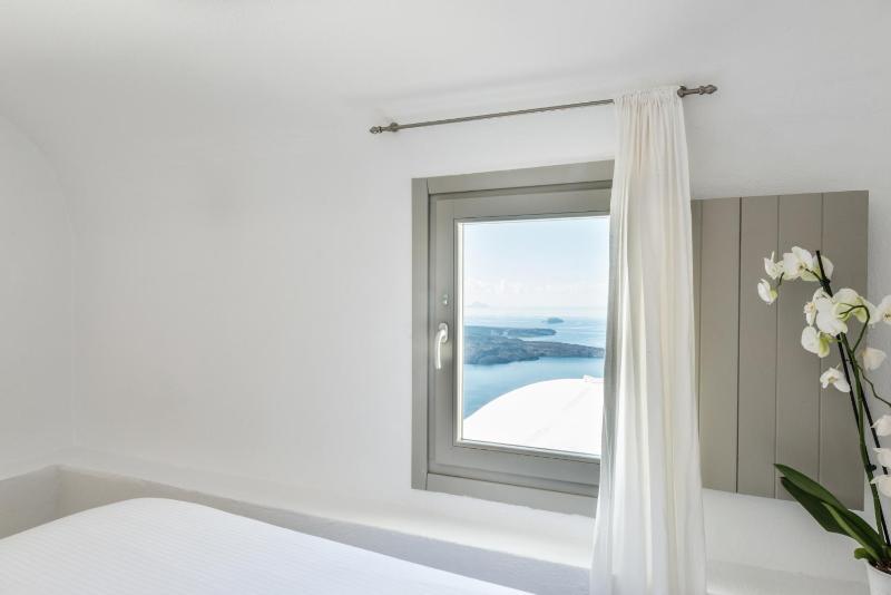 Superior Double Room with Caldera View image 3