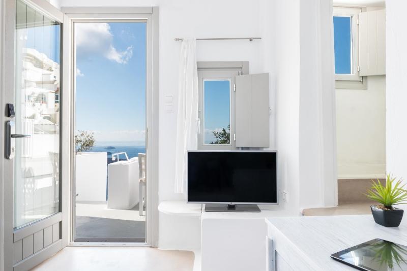 Superior Double Room with Caldera View image 4