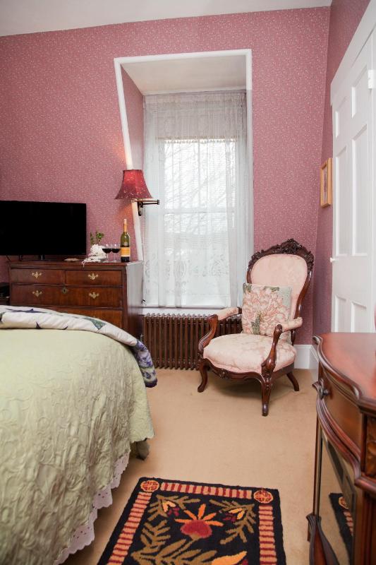 Prince Leopold Queen Room image 1