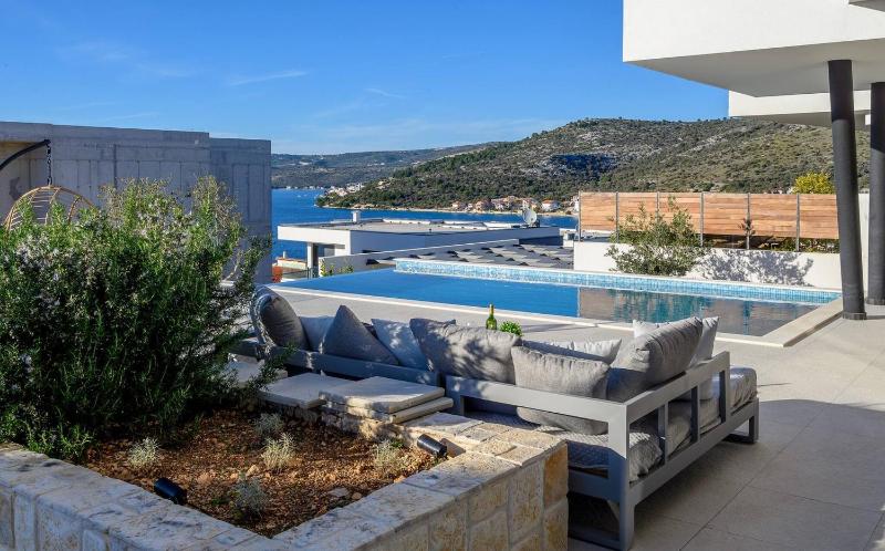 Luxury Villa Seven Seas with infinity heated pool by the sea in Ražanj - image 9