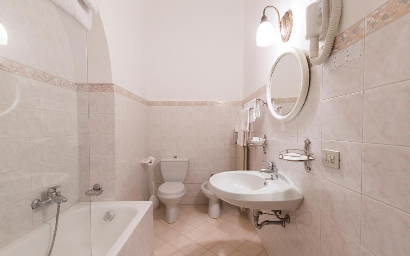 Superior Double Room with Lake View image 3