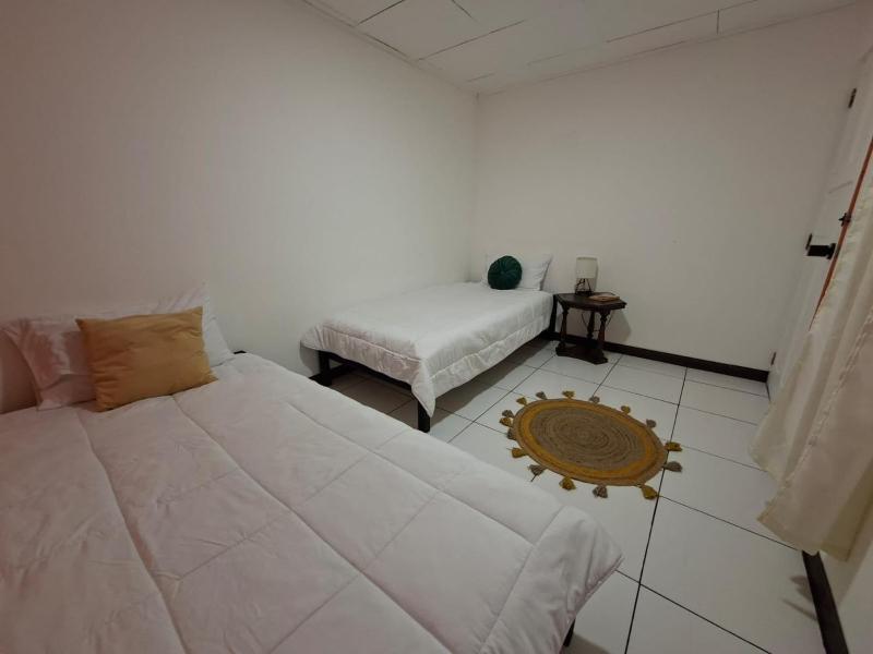 Lolas Hostal - Habitación Individual Doble con Baño Privado - image 5