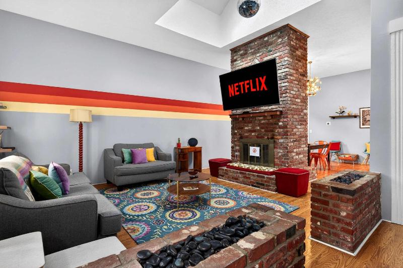 Walkable stay near downtown parks and nightlife - image 1