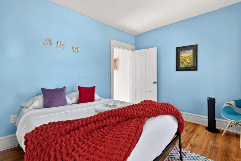 Walkable stay near downtown parks and nightlife - image 34