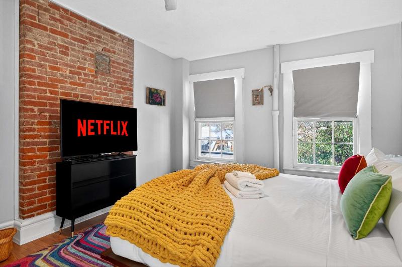 Walkable stay near downtown parks and nightlife - image 30