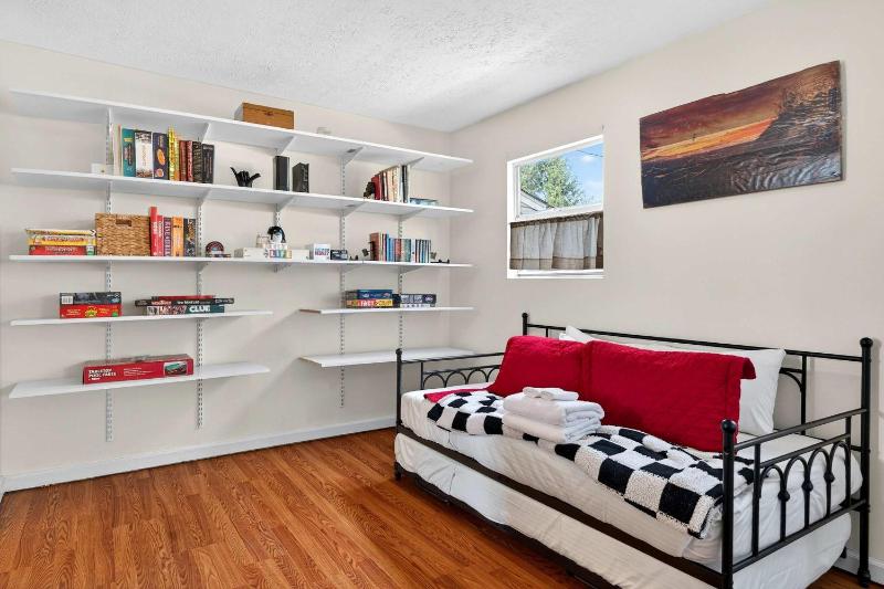Walkable stay near downtown parks and nightlife - image 23