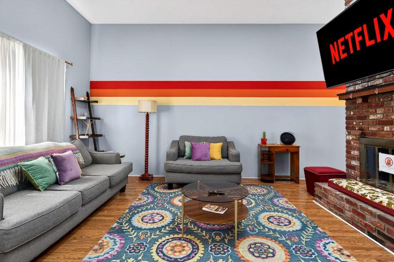 Walkable stay near downtown parks and nightlife - image 17