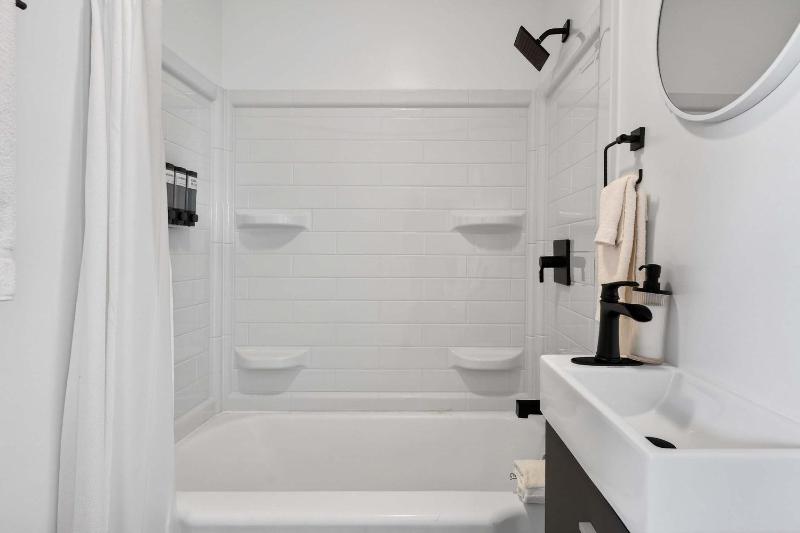 Walkable stay near downtown parks and nightlife - image 39