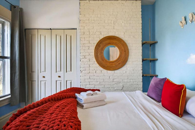 Walkable stay near downtown parks and nightlife - image 31