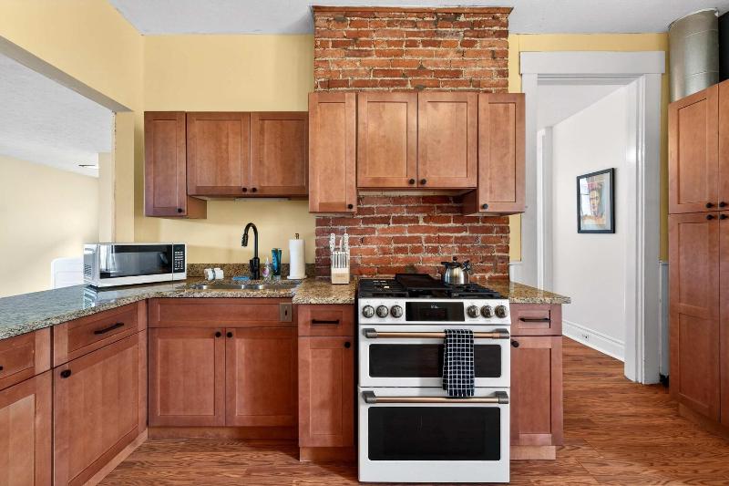 Walkable stay near downtown parks and nightlife - image 9