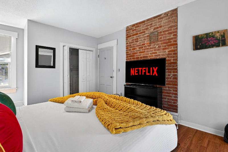 Walkable stay near downtown parks and nightlife - image 16
