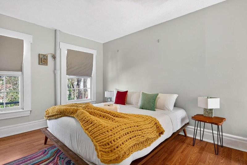 Walkable stay near downtown parks and nightlife - image 27