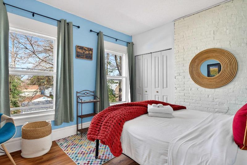 Walkable stay near downtown parks and nightlife - image 18