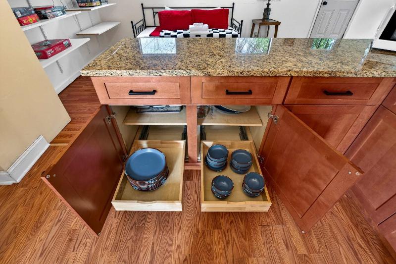 Walkable stay near downtown parks and nightlife - image 19