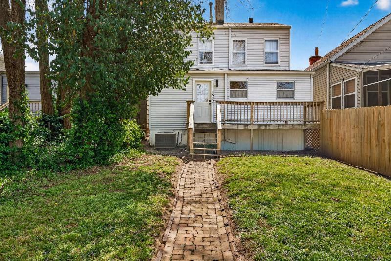 Walkable stay near downtown parks and nightlife - image 26