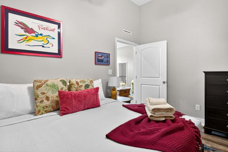 The Matt Winn Suite A Cozy Modern Brick Home - image 26