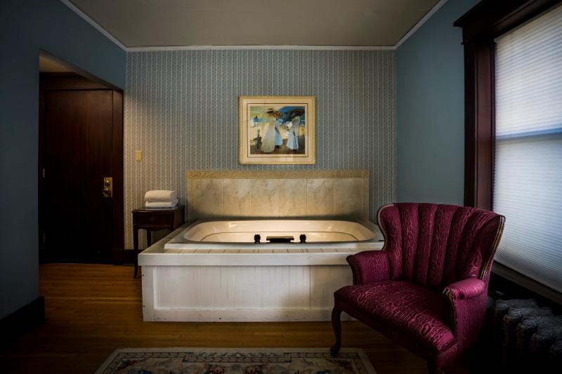 Deluxe Suite with Spa Bath image 2