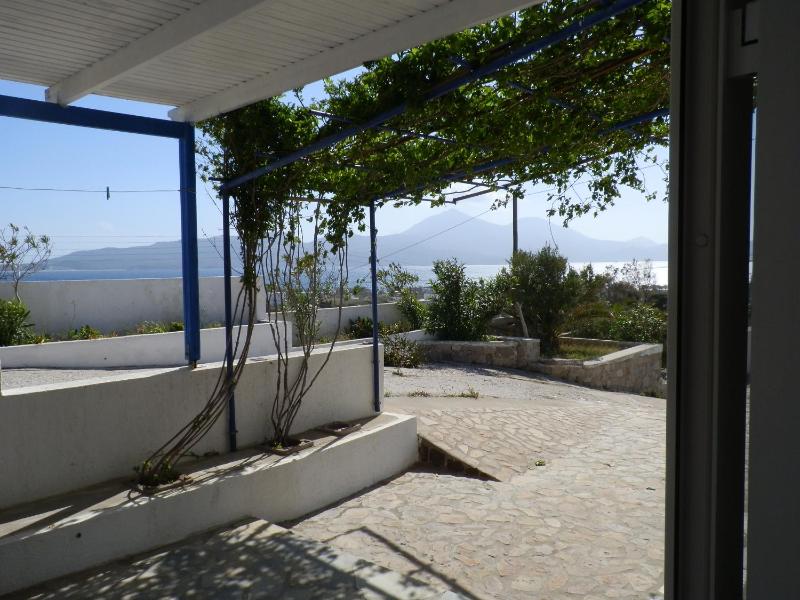 Studio with Shared Terrace - 2 Single Beds image 4