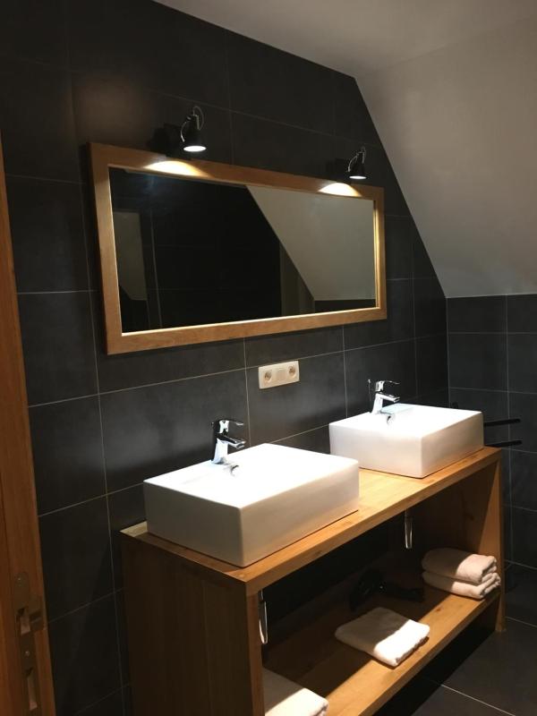 Deluxe King Room image 2