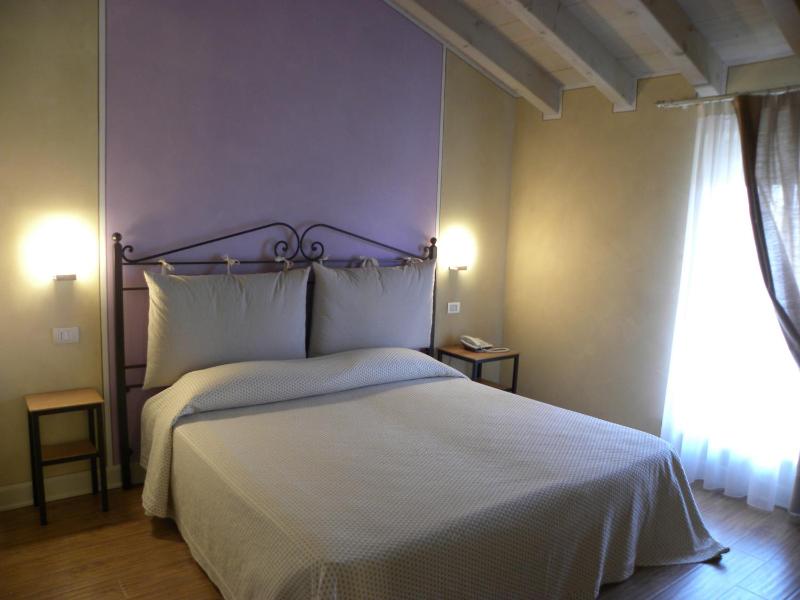 Standard Double Room image 4