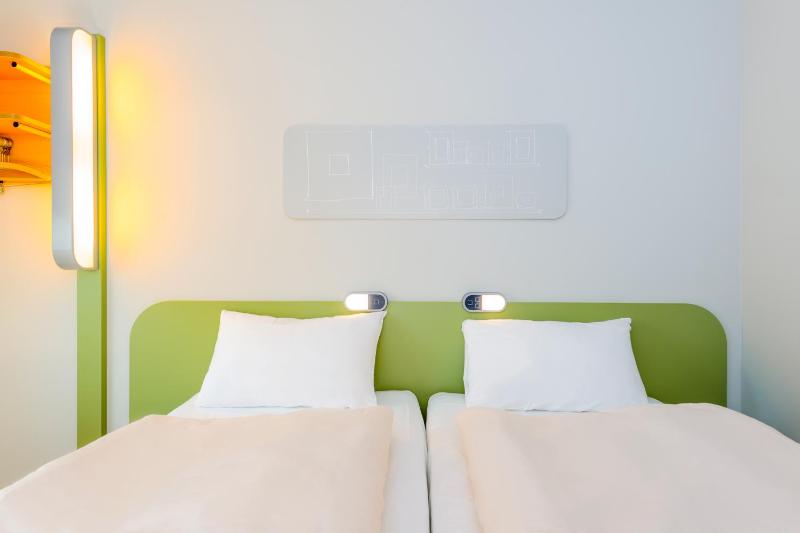 Twin Room image 3