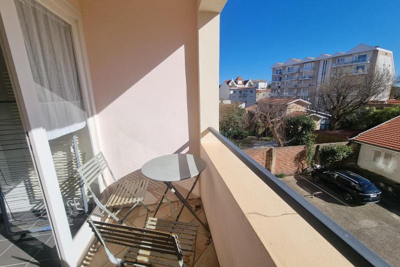 90m apartment with balcony and parking - image 7