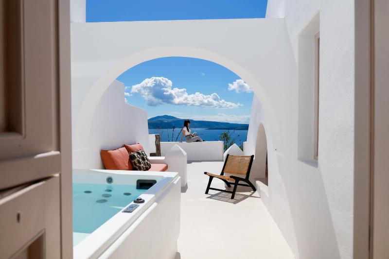 You and Me Suites Oia - image 38