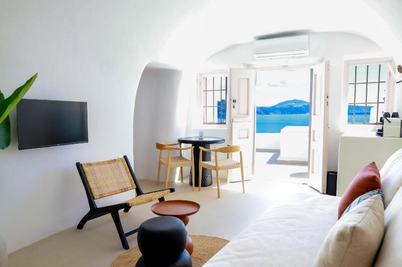 You and Me Suites Oia - image 34