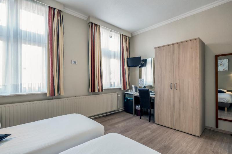 Twin Room with Street View image 2