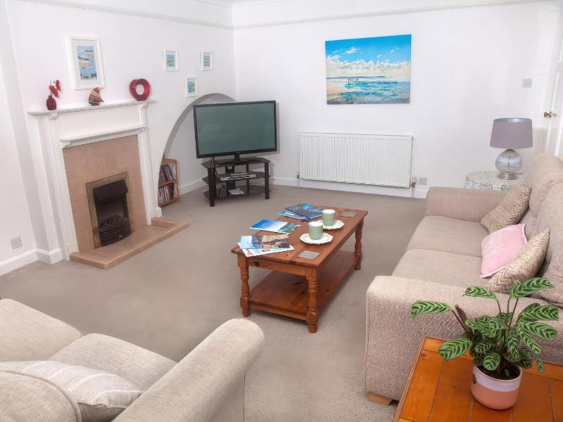 Weymouth Bay Apartment C - image 7