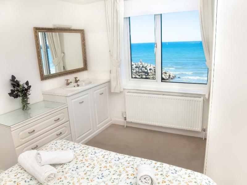 Weymouth Bay Apartment C - image 28