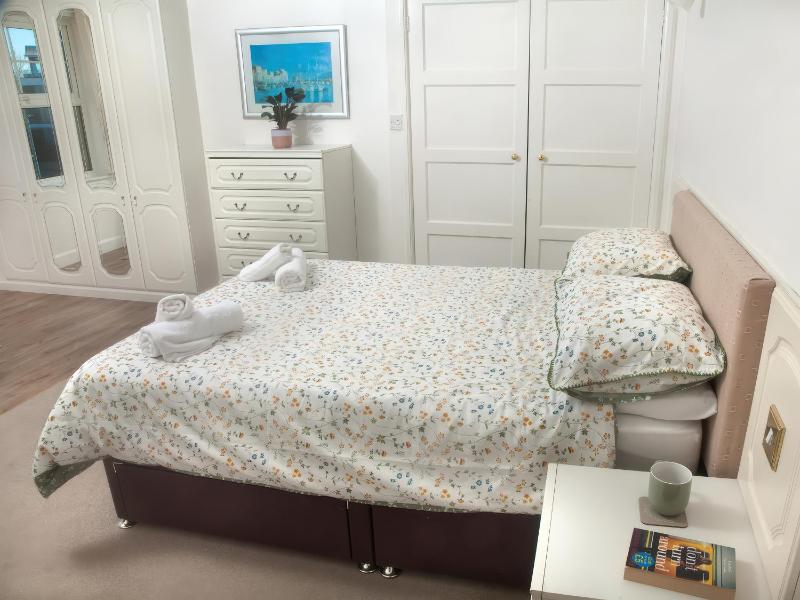 Weymouth Bay Apartment C - image 3
