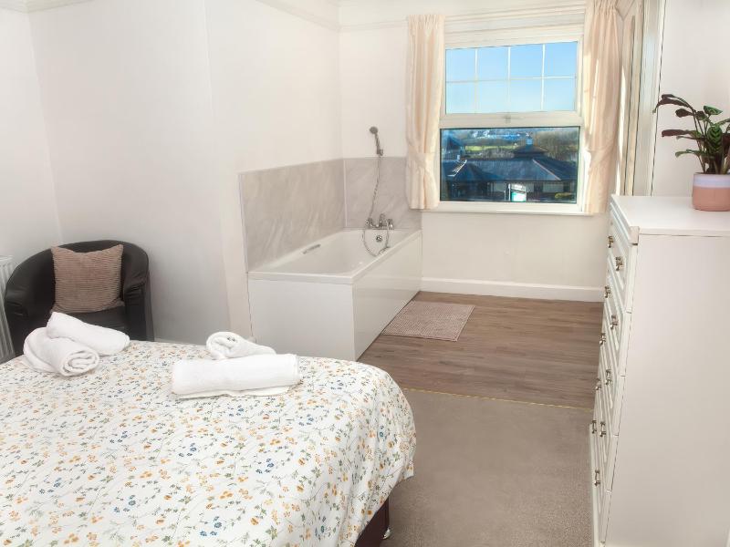 Weymouth Bay Apartment C - image 2