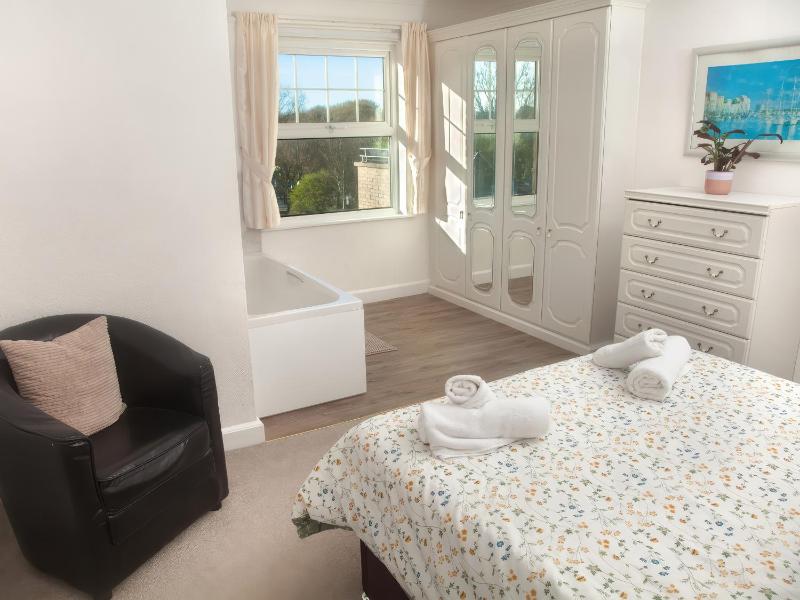 Weymouth Bay Apartment C - image 8