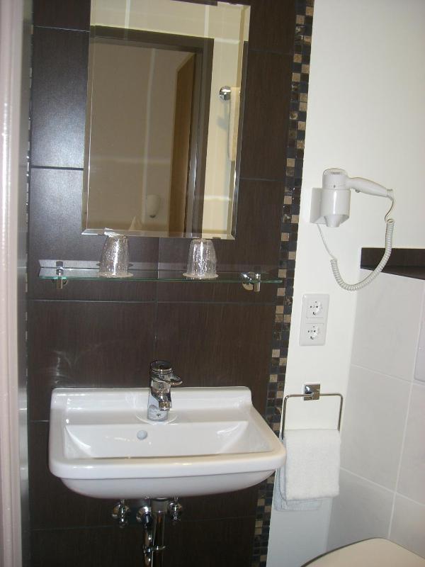 Small Twin Room image 3