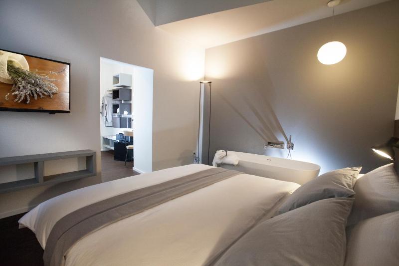 Deluxe Double Room with Bath image 2