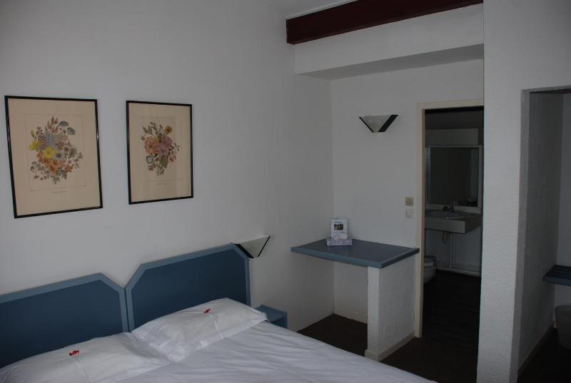 Standard Double or Twin Room image 4