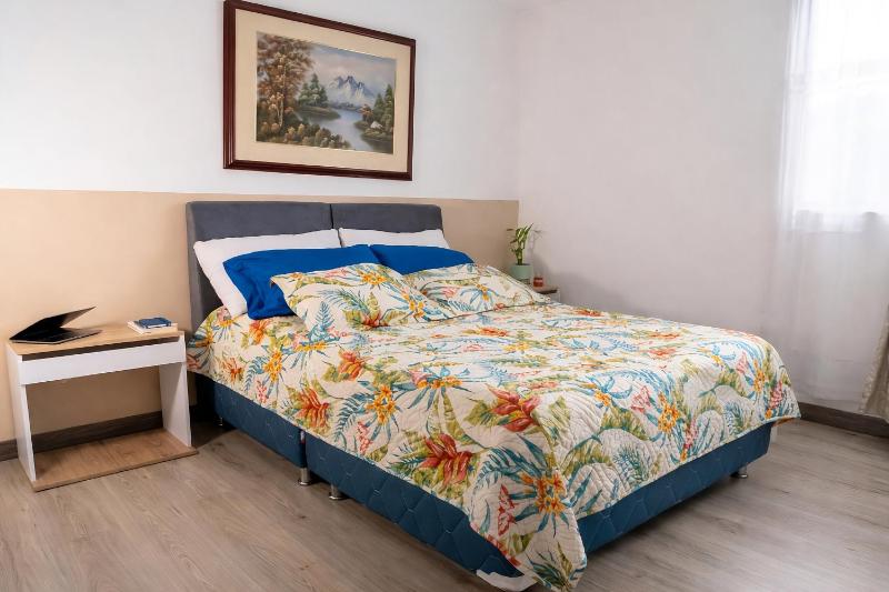 Apartamento 3 hab con parqueadero - Primer piso con piscina ideal estancias largas y clínicas - image 25