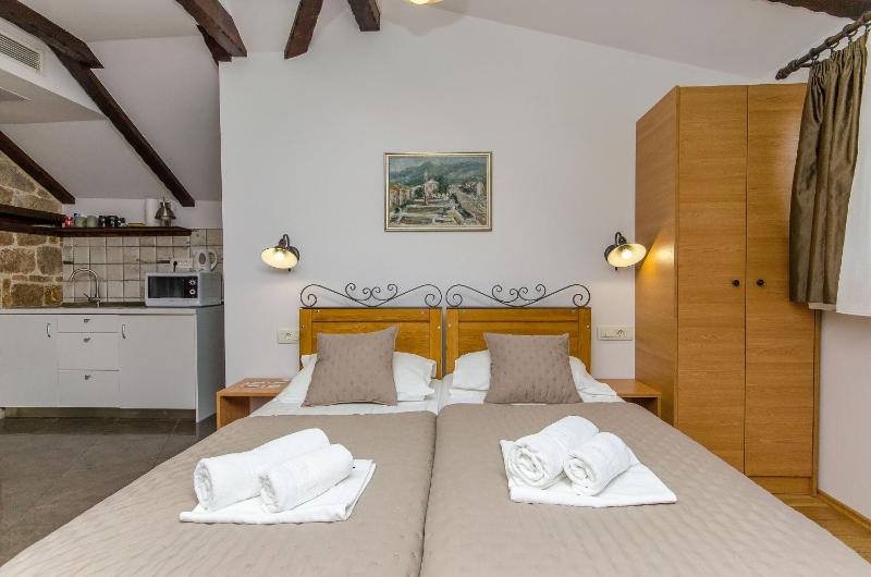 Apartment and Rooms Desideria - image 10