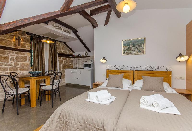 Apartment and Rooms Desideria - image 9