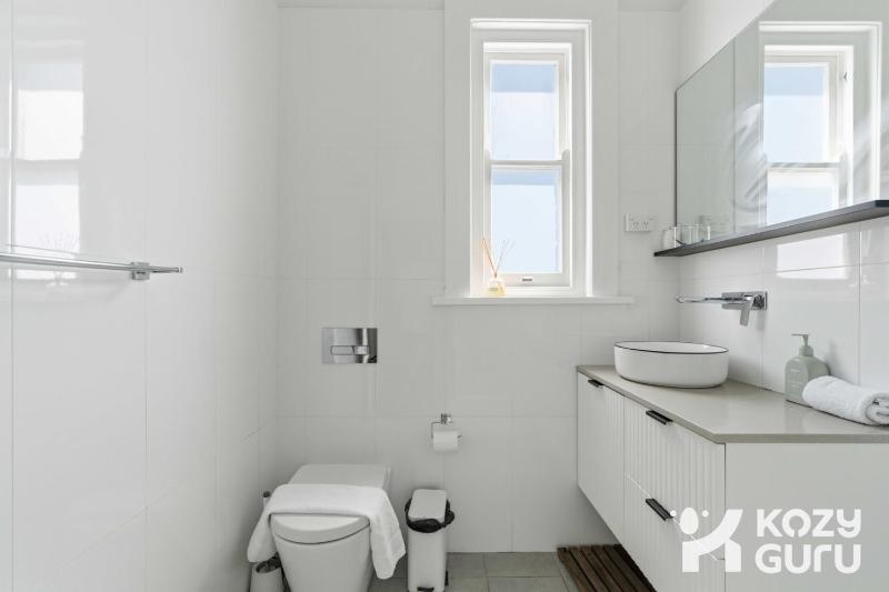 KozyGuru | Manly | Top-Floor Panoramic Seaview Gem - image 14
