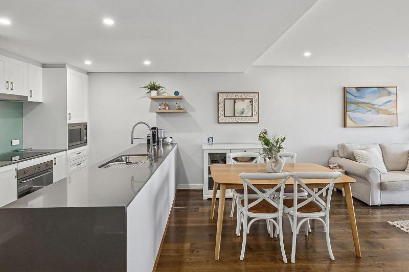 The Shoal 407 6-8 Bullecourt St - linen lift and 2 minutes to the water and shops - image 6