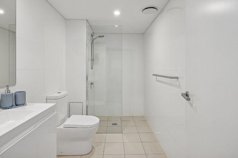 The Shoal 407 6-8 Bullecourt St - linen lift and 2 minutes to the water and shops - image 10