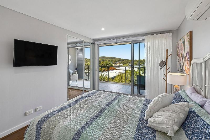 The Shoal 407 6-8 Bullecourt St - linen lift and 2 minutes to the water and shops - image 2