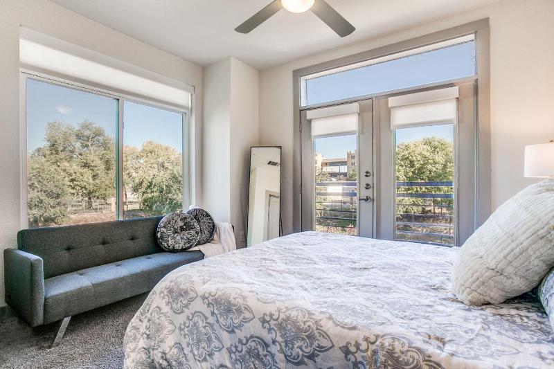 Luxury Riverwalk Condo Pool Balcony Parking - image 11